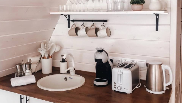 Кухня с посудой и кофемашиной